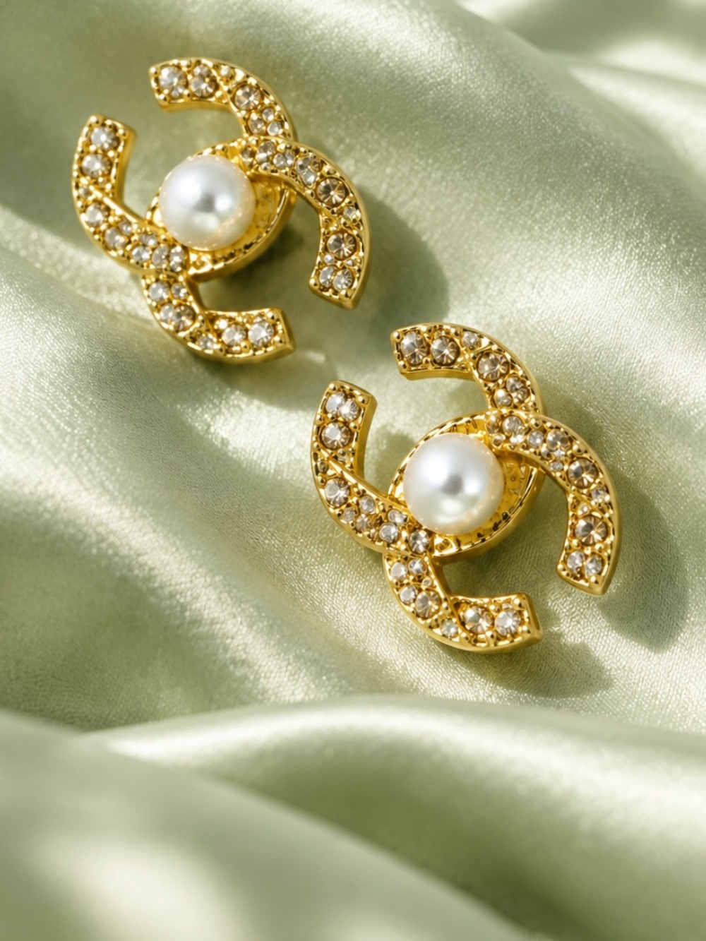 NWT Crystal/Pearl Stud Earrings.